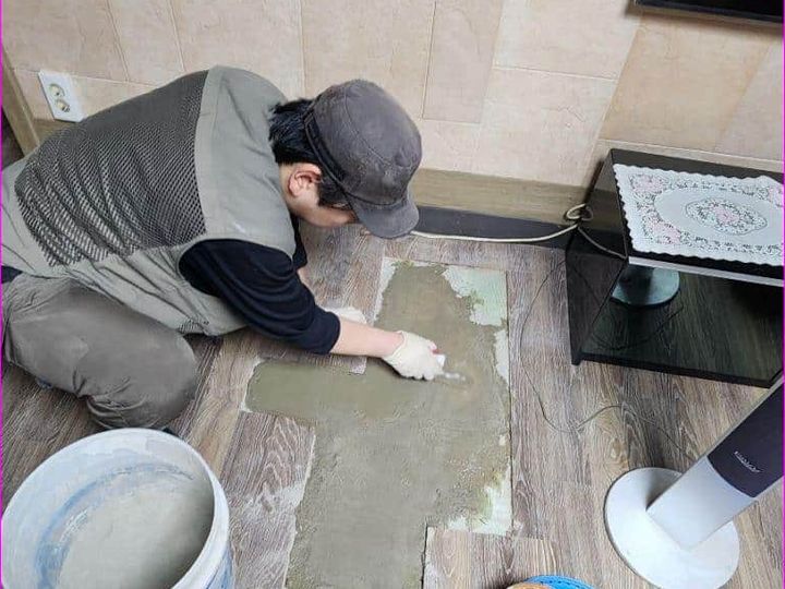바닥을 개구해 난방 배관 누수 지점을 보수하는 현장