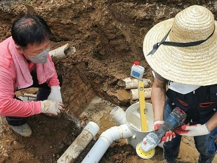 PVC 배관을 절단·접합해 새 배관으로 교체하는 작업