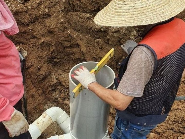 정화조 배관을 새로 설치하고 마감하는 현장