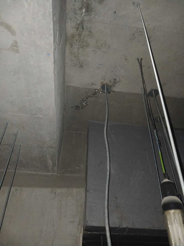 누수 지점을 확인한 지하층 배관 주변
