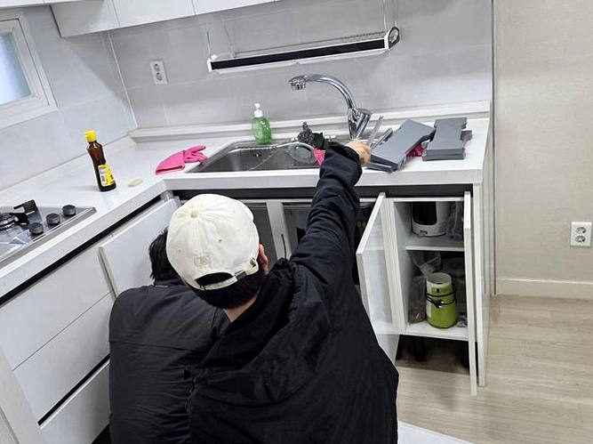 주방에서 작업 중인 기사