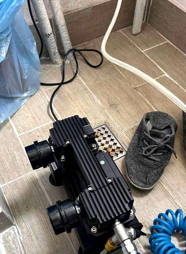 욕실 앞에 둔 압력 시험 장비
