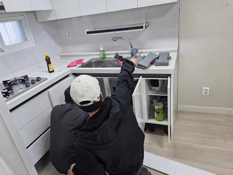 주방에서 작업 중인 기사