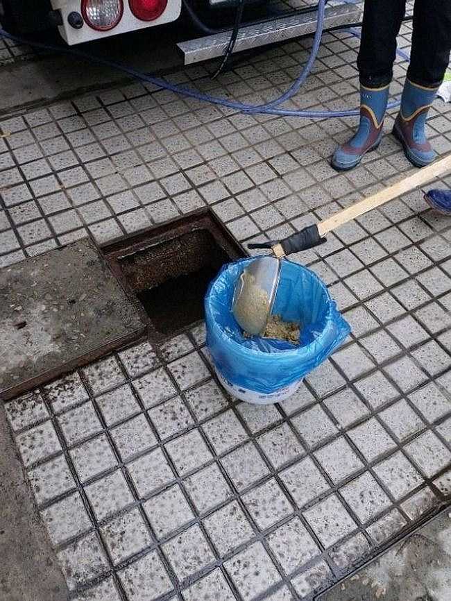오수받이에서 퍼낸 찌꺼기
