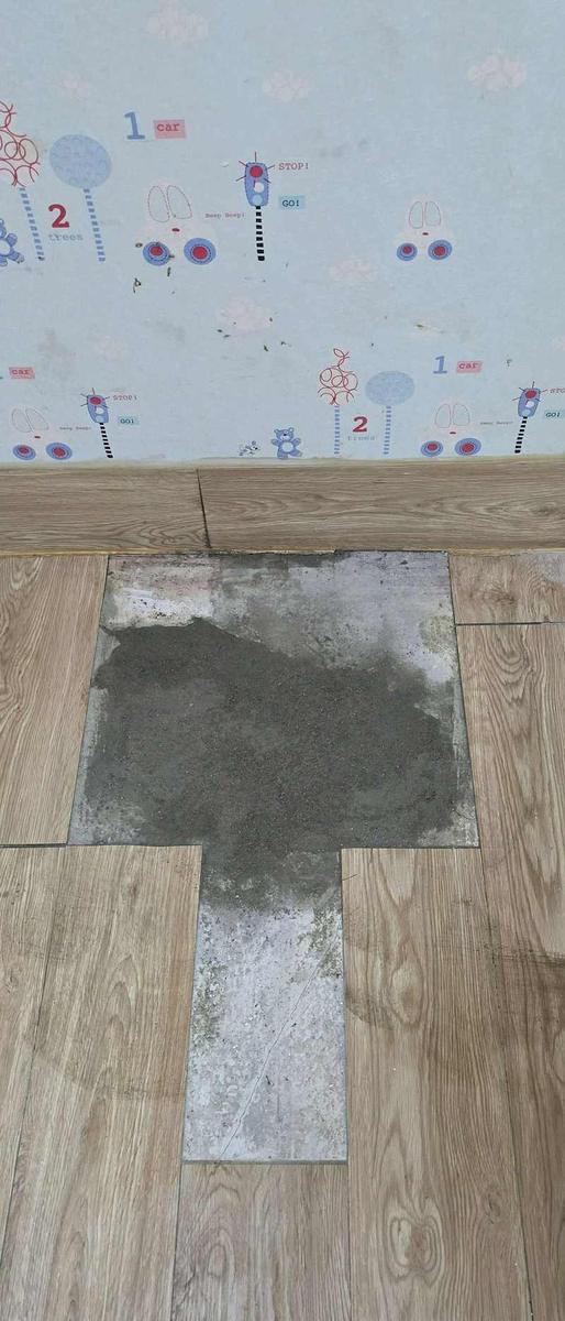 배관 보수 뒤 시멘트로 메운 바닥