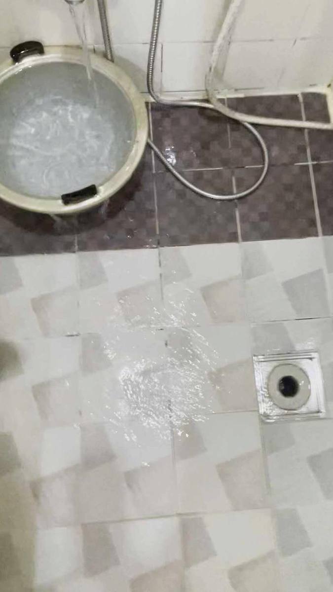 물이 고인 화장실 바닥